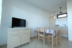 Køkken eller tekøkken på Green Bay A7 - Pineto Vacanza + 7 billeder