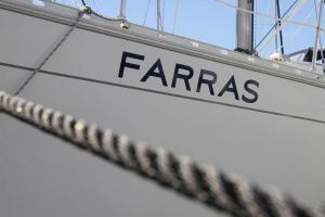 un cartel en un barco que dice Farsas en Stay in a Boat - Lisboa, en Lisboa