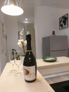 - une bouteille de vin assise sur un comptoir avec deux verres dans l'établissement Il Leone Rosso over the hills of the Trabocchi, à San Vito Chietino