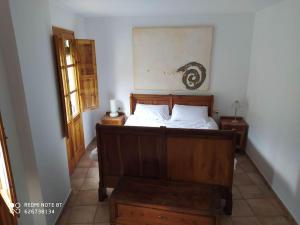 A bed or beds in a room at casa sobre rio Noguera Pallaresa