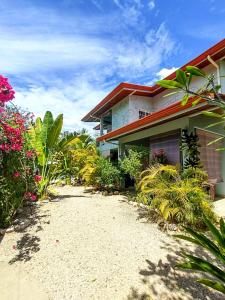 a house with a pathway leading to it at Casa Ceiba Samara in Sámara