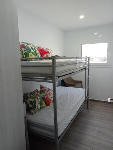 a couple of bunk beds in a room at Apartamento con vistas, entre mar y montaña in Hospitalet de l'Infant