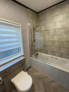 Vonios kambarys apgyvendinimo įstaigoje Brackencroft Lodge with Hot Tub