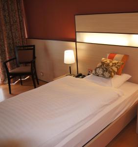 En eller flere senger på et rom på Hotel Lacotel