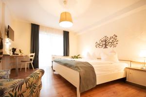 ein Hotelzimmer mit einem Bett und einem Schreibtisch in der Unterkunft Brauers Landarthotel GmbH in Daun