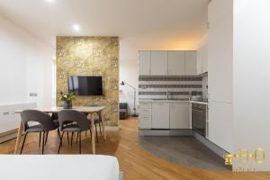 uma cozinha e sala de jantar com mesa e cadeiras em BePlace Apartments in Porta Romana em Milão