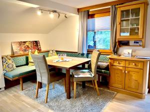 ein Esszimmer mit einem Tisch, Stühlen und einem Sofa in der Unterkunft Appartement Maximilian in Tux
