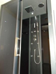 e bagno con doccia e specchio. di Janos-Ferienwohnung a Friedrichsbrunn