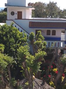 une maison avec un navire de croisière en arrière-plan dans l'établissement El mana de San Francisco, à Oaxaca