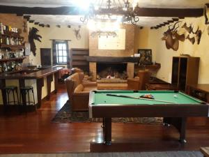 uma sala de estar com uma mesa de bilhar e um bar em Casa rural en una finca de 300 ha reg 49426 em Manganeses de la Polvorosa