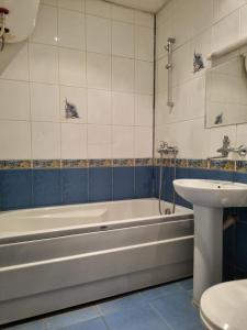 a bathroom with a tub and a sink and a toilet at Family Hotel RUJETA Семеен Хотел РУЖЕТА - идеален център in Pawlikeni
