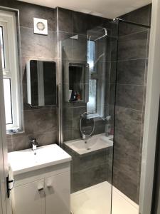 Bathroom sa Entire spacious 4 bedroom apartment in Bournemouth