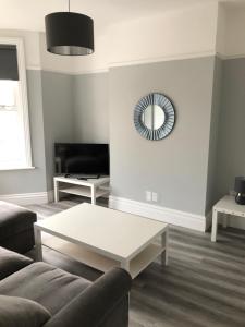 TV at/o entertainment center sa Entire spacious 4 bedroom apartment in Bournemouth