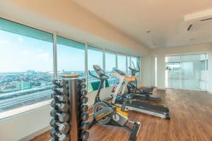 Phòng/tiện nghi tập thể dục tại RedLiving Apartemen Grand Kamala Lagoon - Kita Pro Tower Barclay North