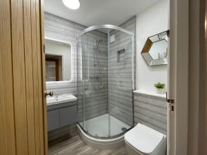 La salle de bains est pourvue d'une douche, de toilettes et d'un lavabo. dans l'établissement Westward 14 Polzeath, à Polzeath