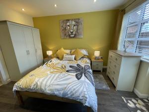 ein Schlafzimmer mit einem Bett mit Löwenkopf an der Wand in der Unterkunft Orchard Cottage. in Lincoln