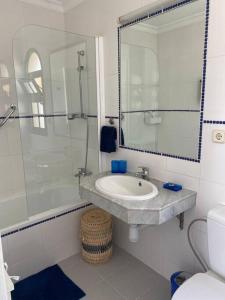łazienka z umywalką, prysznicem i toaletą w obiekcie Fuerte Holiday M&M Apartaments w mieście Costa Calma