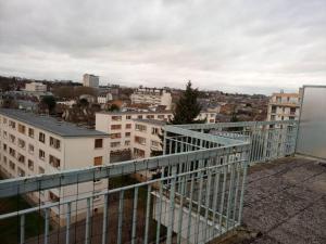 - un balcon offrant une vue sur la ville dans l'établissement SUPERBE APPARTEMENT 2 PIÈCES AVEC GRANDE TERRASSE, à Melun