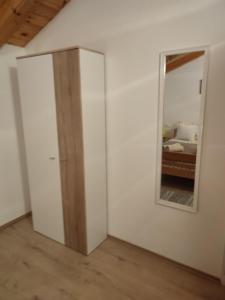 Cette chambre comprend une porte et un miroir. dans l'établissement Apartments Pulic, à Skradin