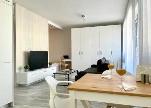 een woonkamer met een tafel en twee glazen wijn bij Stein in Bratislava