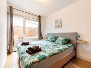 um quarto com uma cama com animais de peluche em Endearing Holiday Home in Noordwijkerhout with Garden BBQ em Noordwijkerhout
