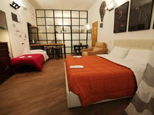 una camera d'albergo con due letti e un tavolo di Napoli Centro Studios a Napoli