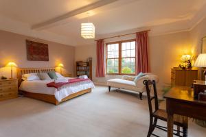 Tempat tidur dalam kamar di Pounce Hall -Stunning historic home in rural Essex