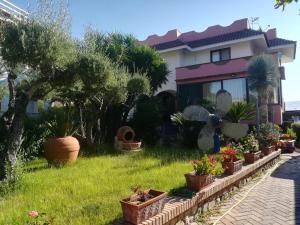 a house with plants in front of it at Villa Captains in Formia