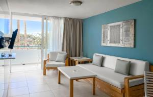 un soggiorno con divano e tavolo di Playa Del Sol - Adults Only a Playa del Ingles