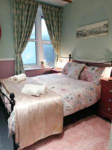 a bedroom with a bed and a window at Longcroft Lodge in Bridlington
