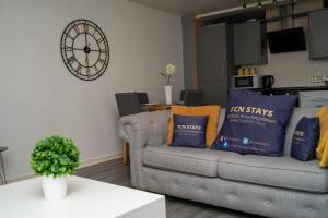 uma sala de estar com um sofá com almofadas em Central Apartment in The Heart of Liverpool em Liverpool