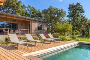 Piscine de l'établissement Version Lodge ou située à proximité