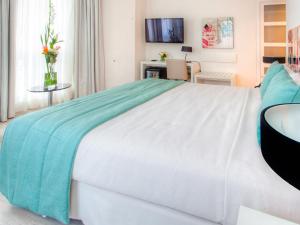 Rúm í herbergi á Al Mandari Hôtel Tétouan