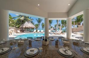 Πισίνα στο ή κοντά στο Mansion in Soliman Bay for 34 guests!