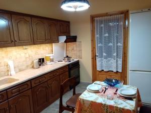 eine Küche mit einem Tisch und einem Tischtuch darauf in der Unterkunft Mary's house in Aridea