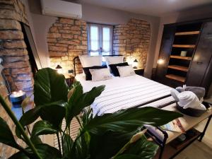 sypialnia z łóżkiem w pokoju z rośliną w obiekcie Casa della Grofica w mieście Kringa +29 zdjęć