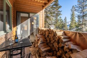 une terrasse avec un mur en rondins dans l'établissement Mountainback 91, à Mammoth Lakes