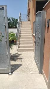 un conjunto de escaleras que conducen a un edificio en Casa D'Amico, en Arnesano