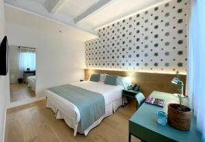 Habitación de hotel con cama y escritorio en Alaró Natura Rural Suites, en Alaró