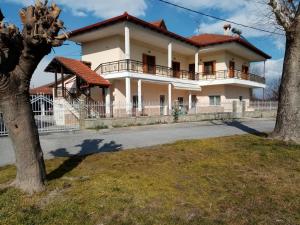 una casa bianca con tetto rosso di Mary's house a Aridaía