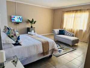 Aaron's Nest Bed and Breakfast客房内的一张或多张床位