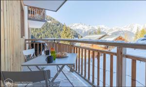 En balkong eller terrass på Au Centre de la station de ski de Valfréjus - appartement 4-6 personnes