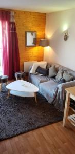 sala de estar con sofá y mesa en Au Centre de la station de ski de Valfréjus - appartement 4-6 personnes, en Valfréjus