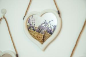 un corazón con una foto de un campo de flores en apartamento Chilches playa en Chilches