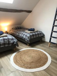 Postel nebo postele na pokoji v ubytování Le grenier de Charlotte