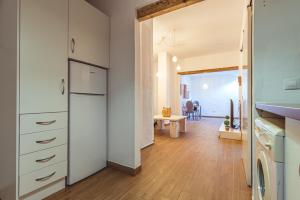 apartamento Chilches playa في تشايلتشيس: مطبخ مع ثلاجة وغرفة طعام