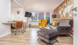 a living room with a couch and a table at Ferienappartement Ennens in Rhauderfehn