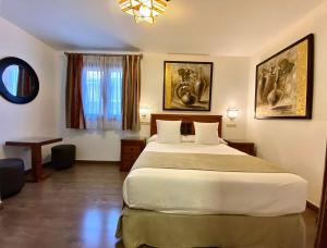 A bed or beds in a room at Hostal Rodri