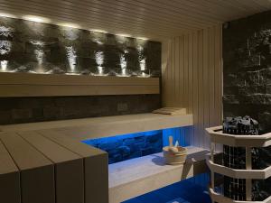 una sauna con un tanque azul en una habitación en Villa Aruba & Private SPA Suites, en Keszthely