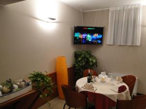 TV a/nebo společenská místnost v ubytování Hotel Moderno